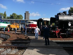 an der Drehscheibe historische Loks und Wagen