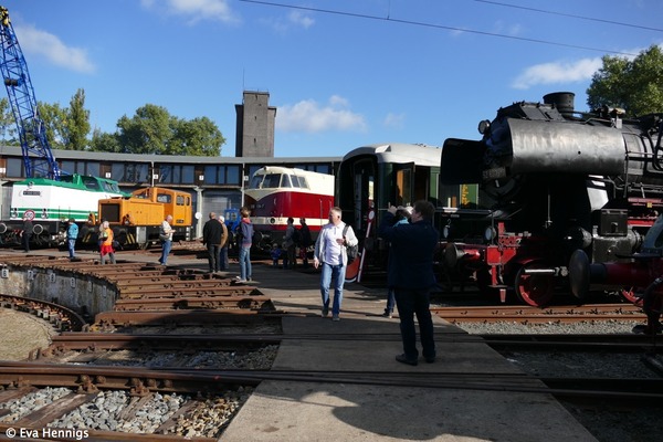 an der Drehscheibe historische Loks und Wagen. in der Mitte die V180