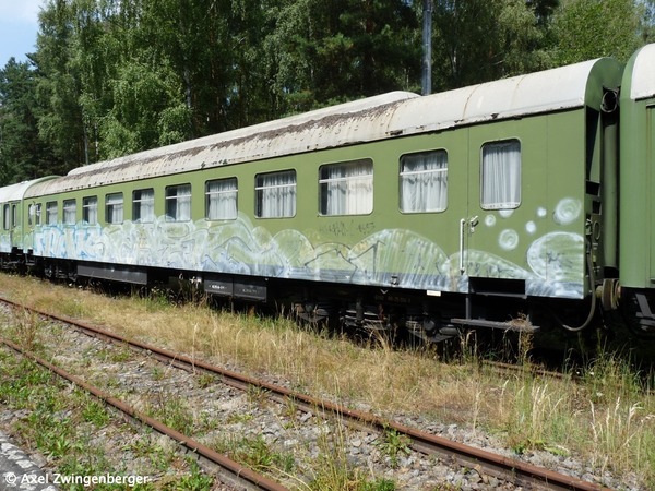 Nachrichtenwagen mit verborgenen Antennen. im Übergabezustand