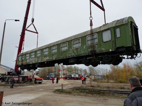 Karten- und Lagewagen. bei der Verladung zurück auf die Schienen